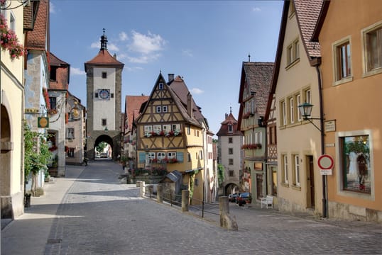 Il Plönlein a Rothenburg, tra case a graticcio e porta turrita.
