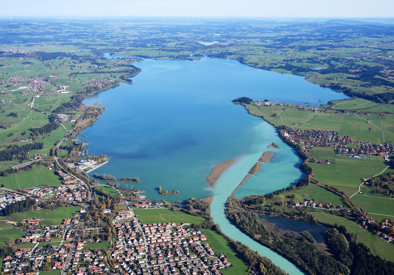 Il Forggensee visto dal cielo, alle porte di Füssen, e la pianura dell’Allgäu.