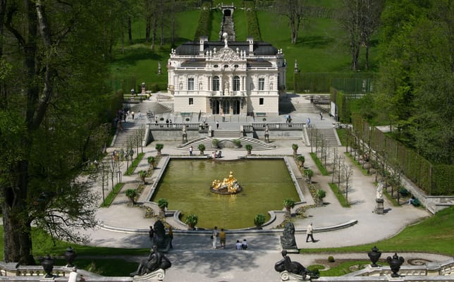 Il castello di Linderhof, il suo parterre e la sua vasca, in mezzo alla foresta.