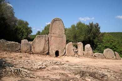 La tombe des géants de Coddu Vecchiu, près d’Arzachena, et sa grande stèle arrondie.