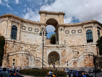 Le bastion Saint-Remy, à Cagliari : l’arc de triomphe au sommet du double escalier.