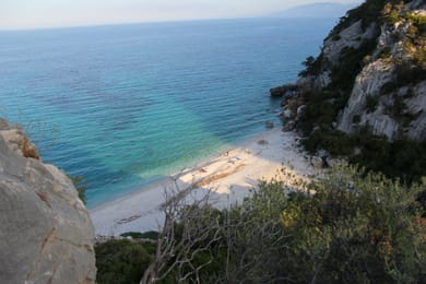 Cala Fuili, sur le golfe d’Orosei : des galets clairs et une eau turquoise au pied des falaises calcaires.