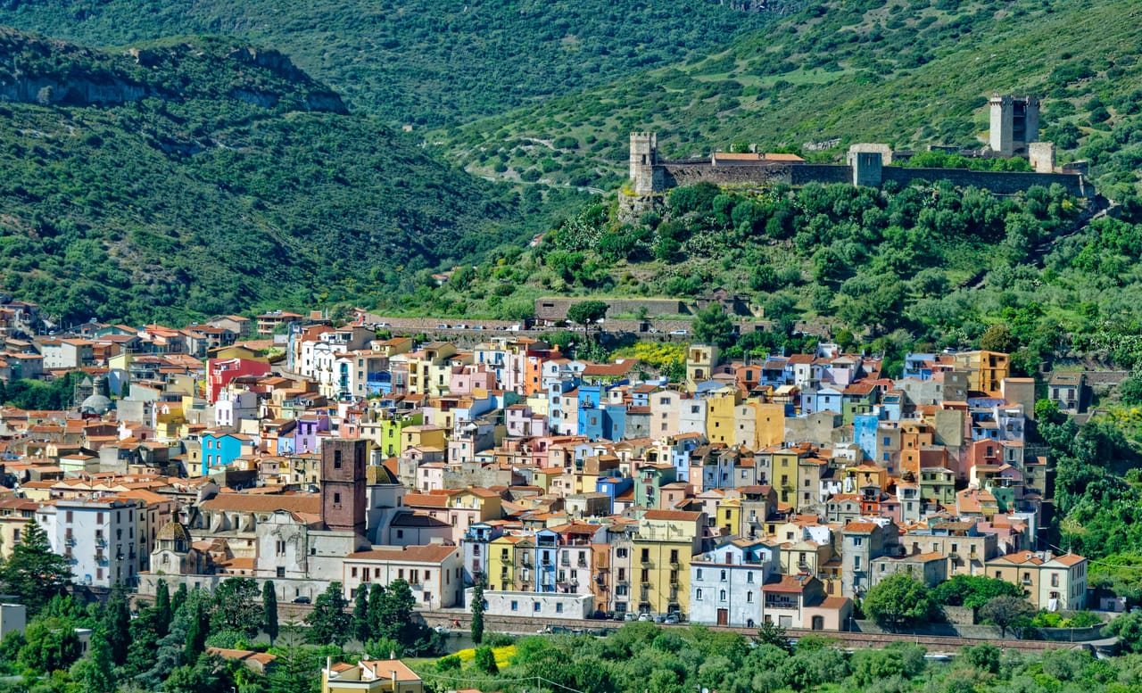 Bosa : les maisons colorées de Sa Costa étagées sous le château des Malaspina, au-dessus de la vallée du Temo.