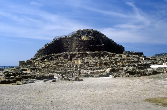 Su Nuraxi, à Barumini : la tour centrale et le bastion de gros blocs de basalte.