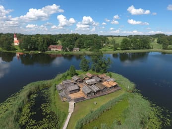 Le village lacustre reconstitué d’Āraiši, sur son îlot.