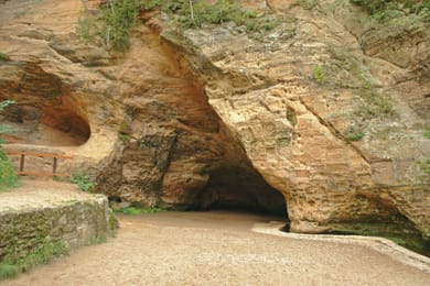 L’entrée de la grotte de Gutmanis, couverte d’inscriptions.
