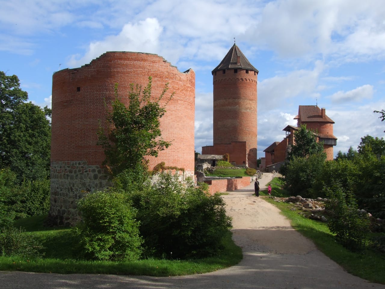 Le château de Turaida, en brique rouge, et son donjon rond.