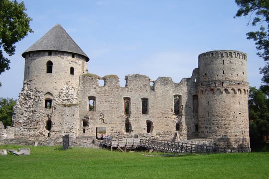 Les ruines du château de Cēsis et sa tour ouest au toit conique.