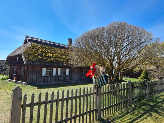 Une ferme en rondins au toit de chaume, au musée ethnographique en plein air.