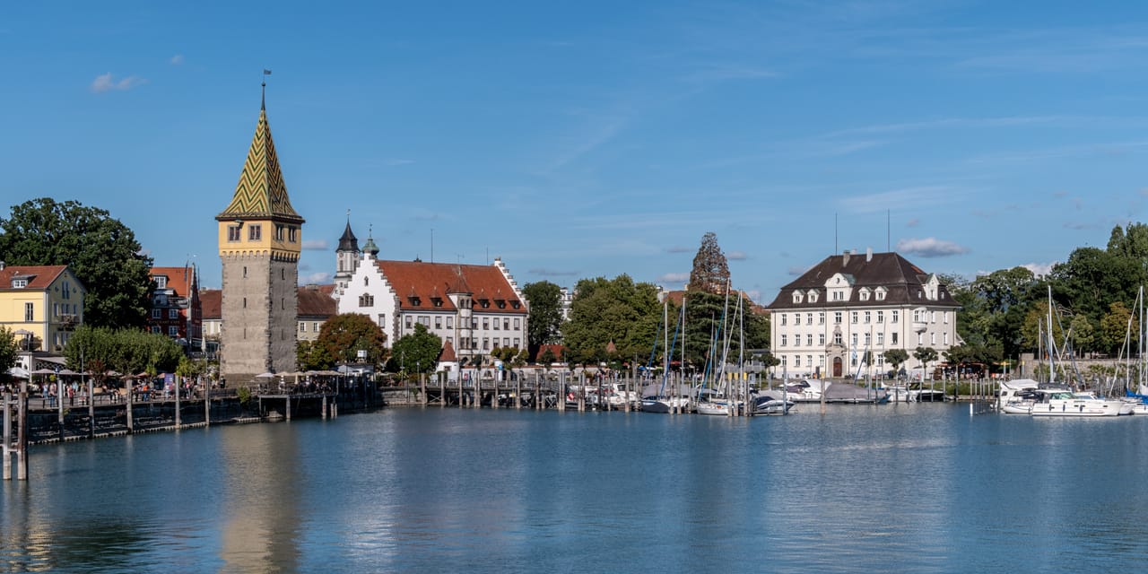 Le port de Lindau, sa tour Mangturm et les façades de l’île au bord du lac de Constance.