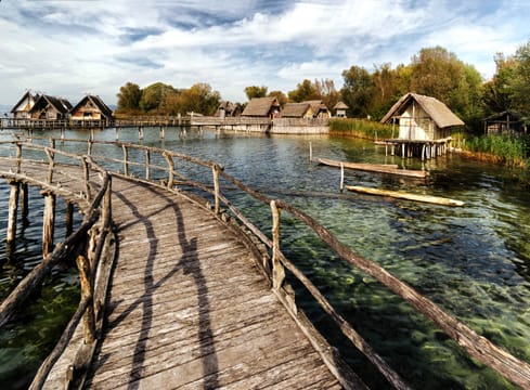 Les maisons sur pilotis reconstituées d’Unteruhldingen, au-dessus du lac.