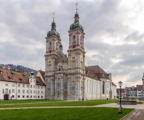 La cathédrale baroque de l’enclos abbatial de Saint-Gall.