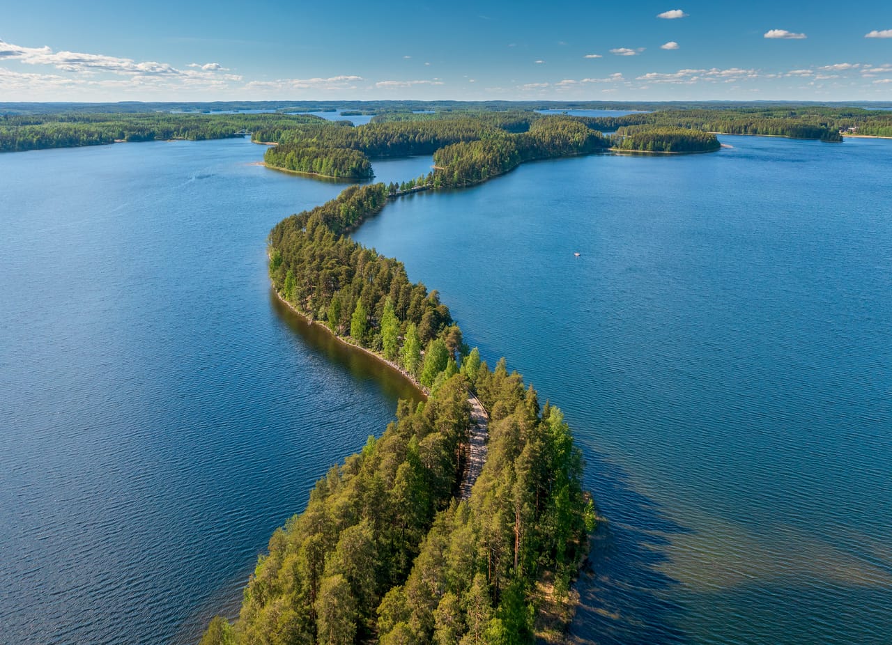 La crête de Punkaharju vue du ciel : la route et les pins entre deux lacs.