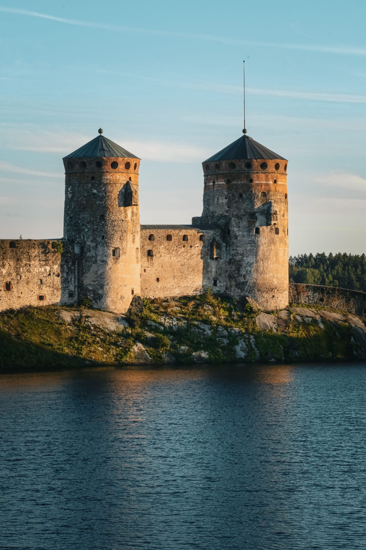 Les tours d’Olavinlinna dans la lumière dorée du soir, à Savonlinna.