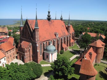 La cathédrale de Frombork sur sa colline, avec la lagune de la Vistule au loin.
