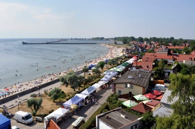 Hel, au bout de la presqu’île : la plage, la promenade et les toits du port.