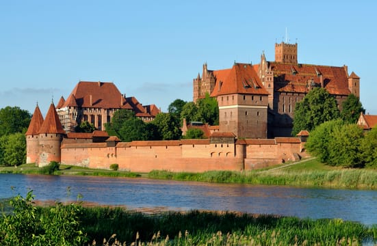 Le château de Malbork et ses murs de brique, au bord de la Nogat.