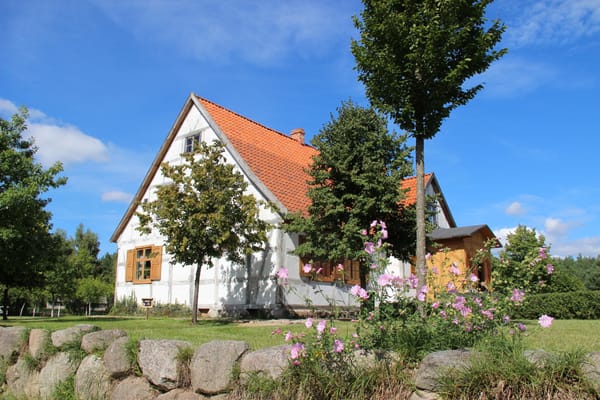 Un manoir blanchi à la chaux et son jardin, au musée en plein air de Wdzydze.
