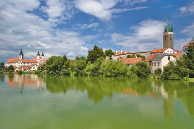 Telč e il suo castello, visti dall’altra riva dello stagno Ulický.