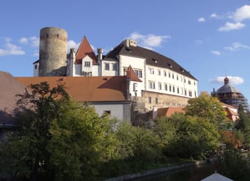 Il castello di Jindřichův Hradec e la sua torre rotonda, sopra la Nežárka.