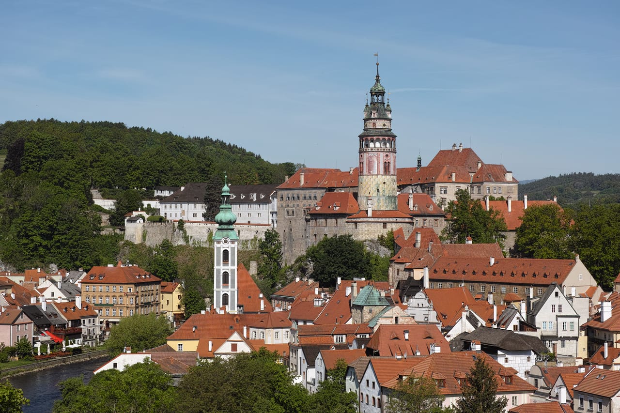 Český Krumlov mit seinen roten Dächern und dem bemalten Schlossturm über der Moldau.