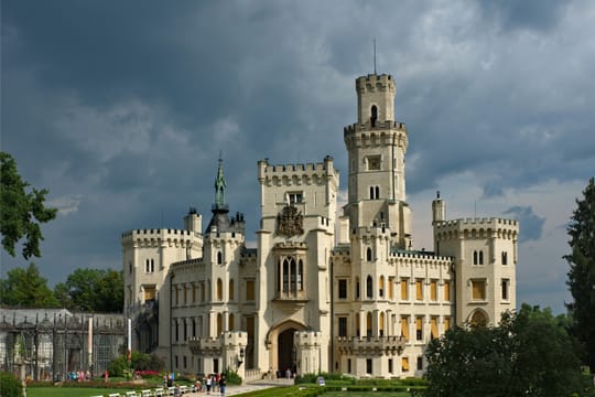Il castello neogotico di Hluboká, sotto un cielo di temporale.