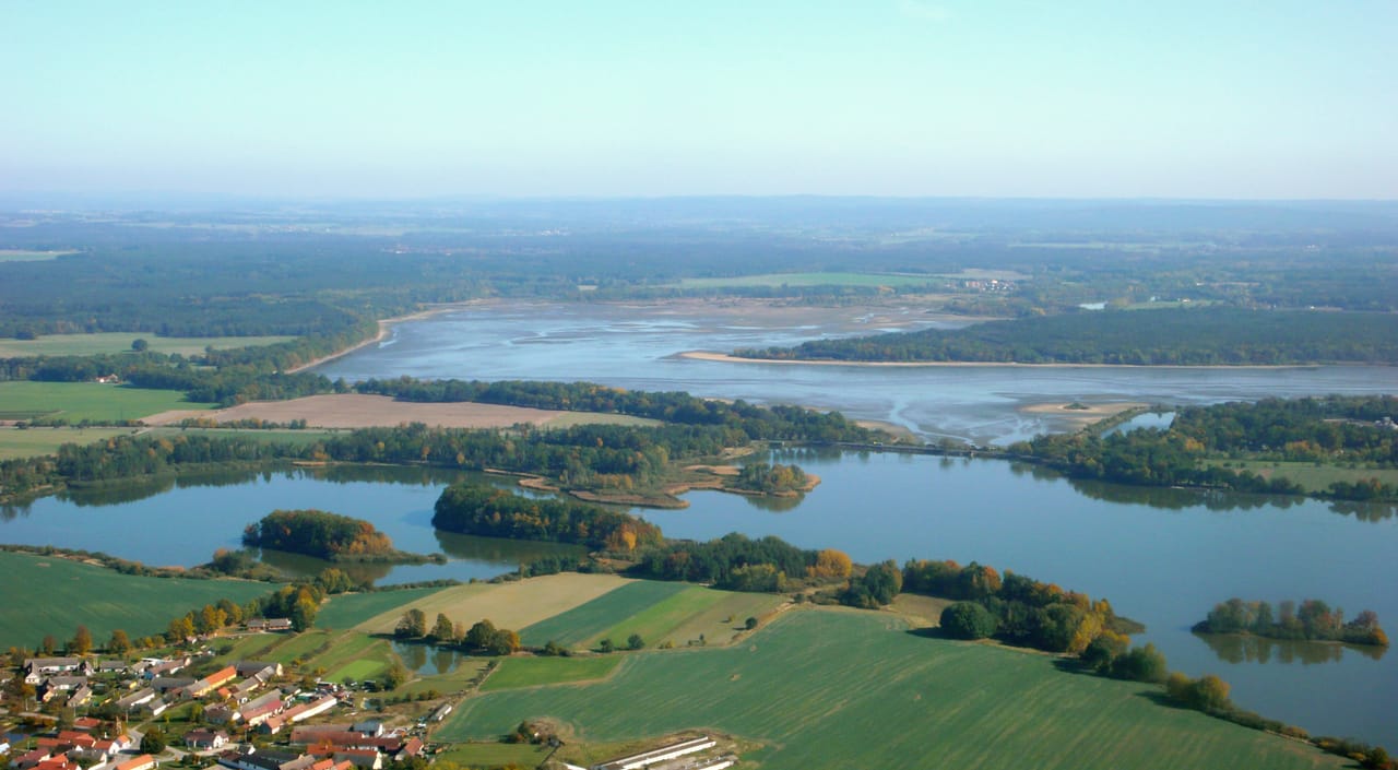 Gli stagni Rožmberk e Káňov visti dall’alto, in autunno.