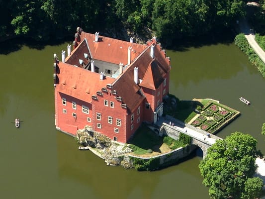 Il castello di Červená Lhota sulla sua roccia, in mezzo allo stagno.