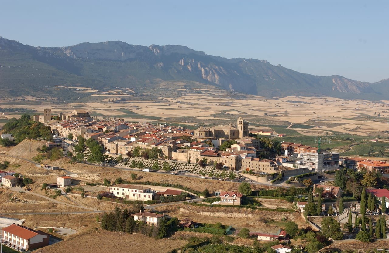 Laguardia, sur sa butte au milieu des vignes.