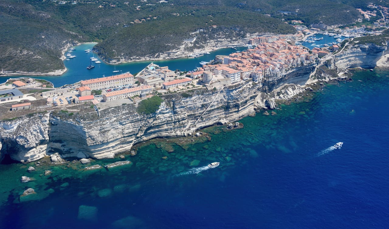 Bonifacio sur sa falaise de calcaire blanc.