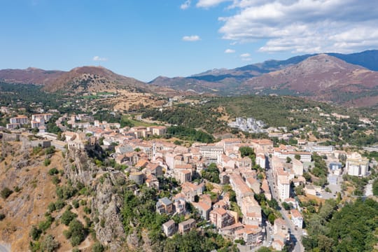 Corte, sur son rocher au cœur de l’île.