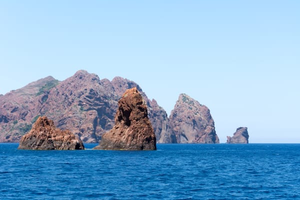 Les aiguilles de roche rouge de la baie d’Elbo, dans la réserve de Scandola.
