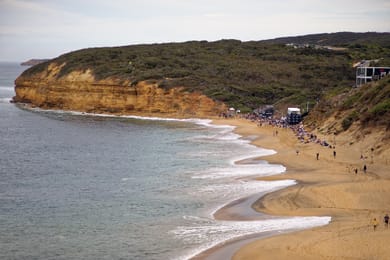 La baie de Bells Beach et ses falaises ocre, un jour de compétition de surf.