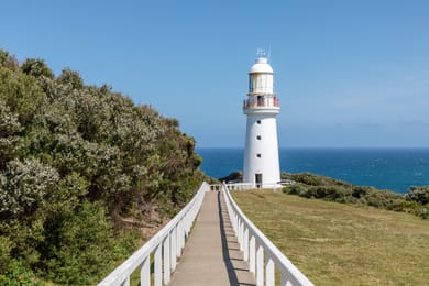 Le phare blanc de Cape Otway au bout de sa passerelle.