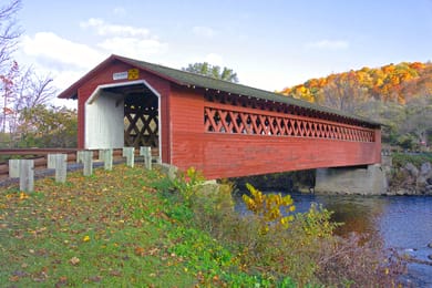 Un pont couvert rouge au-dessus de la rivière, près de Bennington, dans le Vermont.
