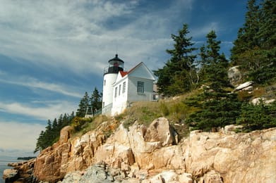 Bass Harbor Head Light sur le granite rose d’Acadia, entre les épicéas.