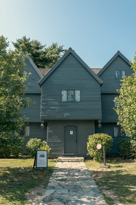 La Witch House de Salem, maison du juge Corwin, avec ses pignons pointus et ses vitraux en losanges.