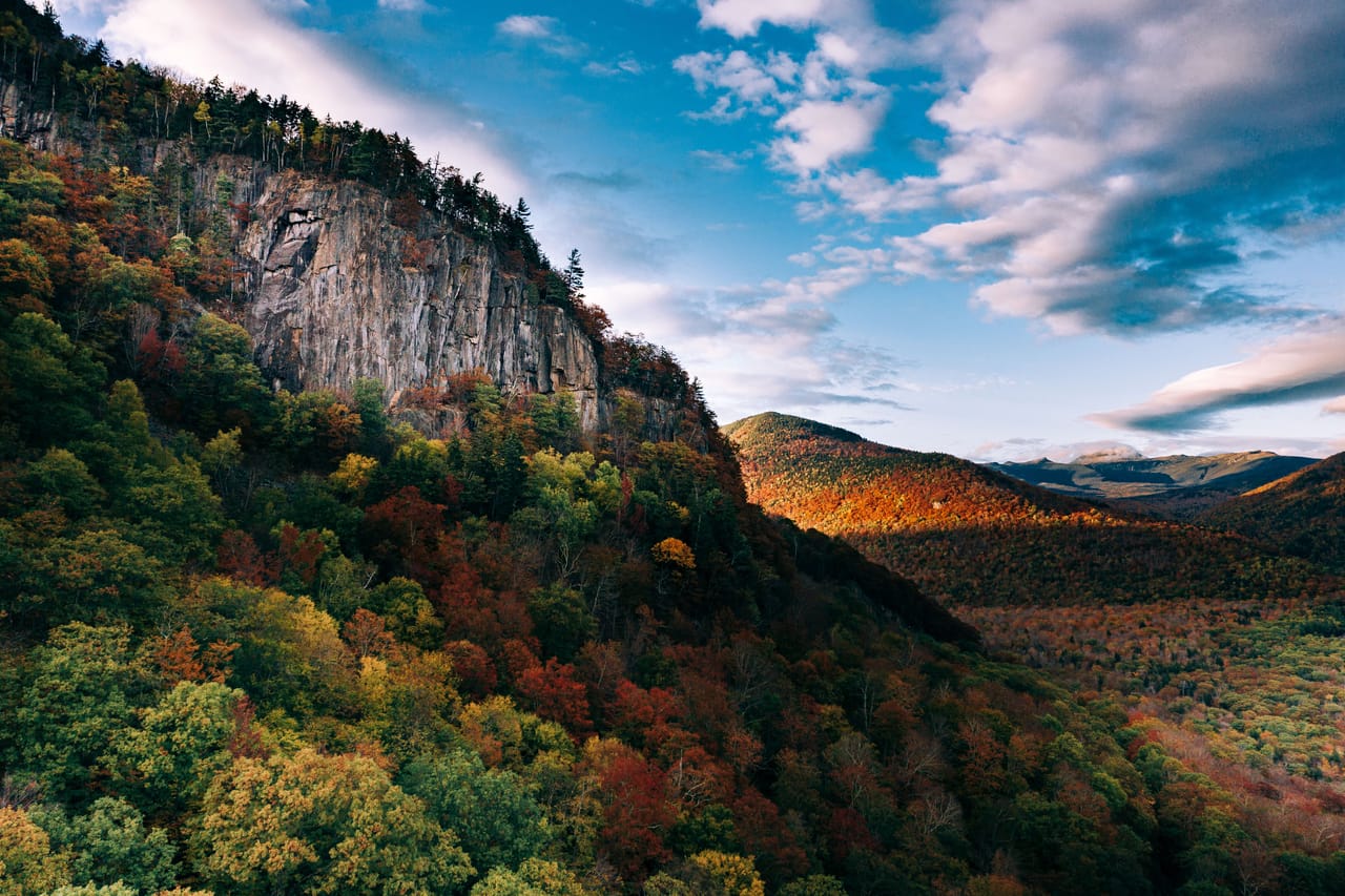 Falaises et forêts en feu dans les White Mountains, au New Hampshire, en plein été indien.