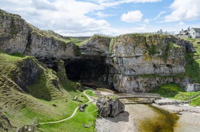 L’entrée de Smoo Cave, sous ses falaises de calcaire.