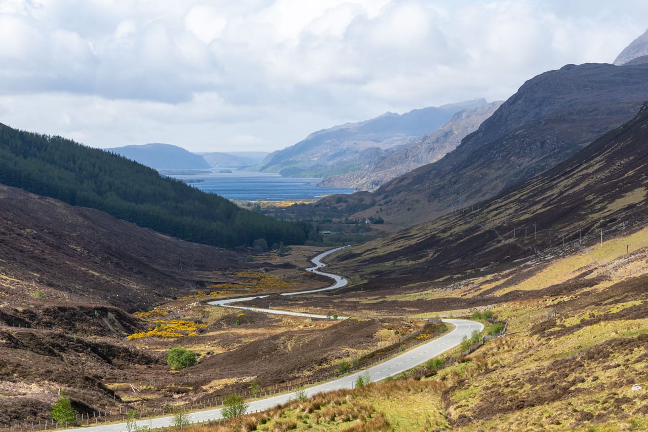 La route de Glen Docherty qui descend vers le Loch Maree, entre landes et montagnes.