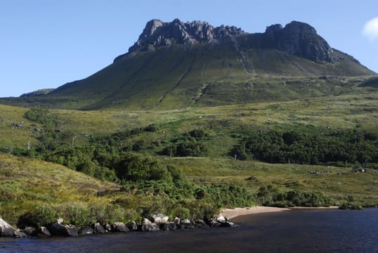Stac Pollaidh et sa crête de grès découpée, au-dessus des landes de Coigach.