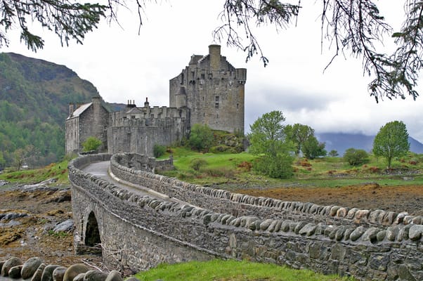 Eilean Donan Castle et son pont de pierre sur le Loch Duich.