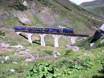 Le train à vapeur de la Furka sur le viaduc de Steinstafel.