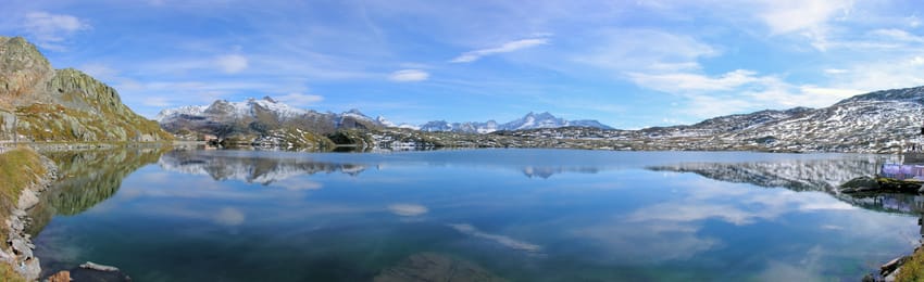 Le Totensee, au col du Grimsel, sous les sommets enneigés.