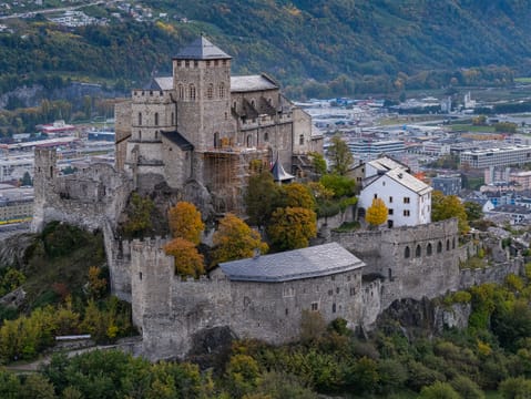 La basilique de Valère sur sa colline, au-dessus de Sion et de la vallée du Rhône.