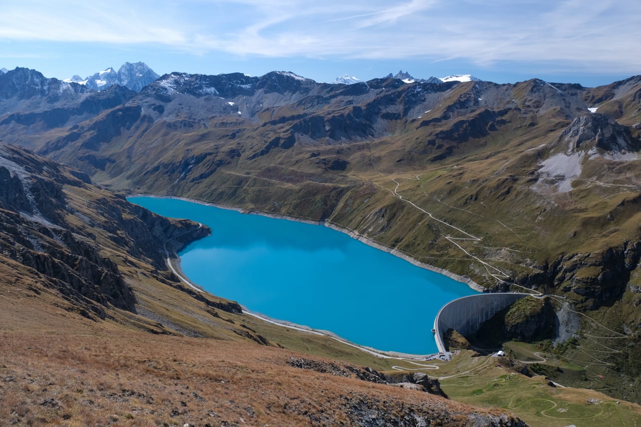 Le lac de Moiry, d’un bleu vif, et son barrage vus de Sorebois, au fond du val d’Anniviers.