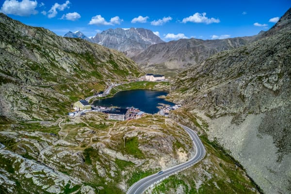 La route en lacets du col du Grand-Saint-Bernard, son lac et l’hospice.