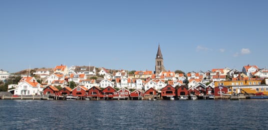 Fjällbacka vue de la mer, ses cabanes rouges et son clocher.