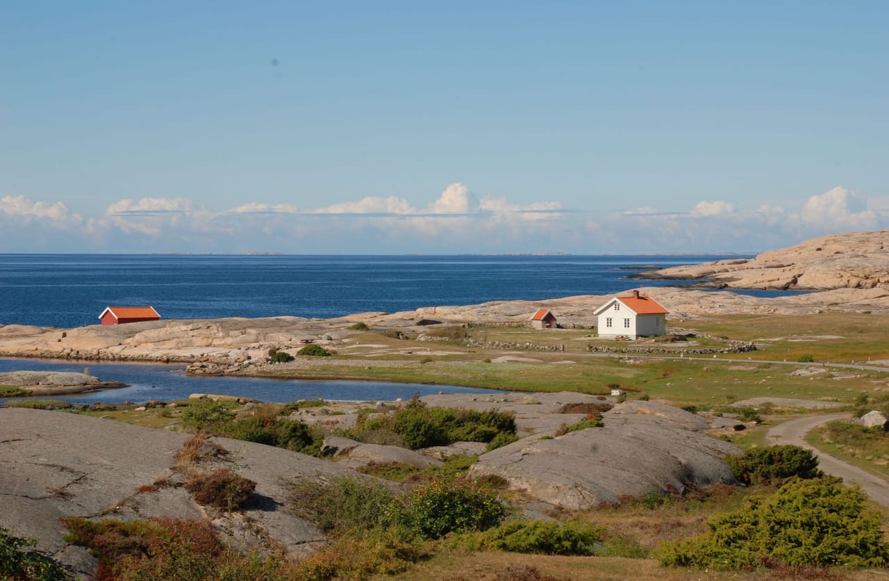 Les dalles de granit de Ramsvikslandet, au bord de la mer.