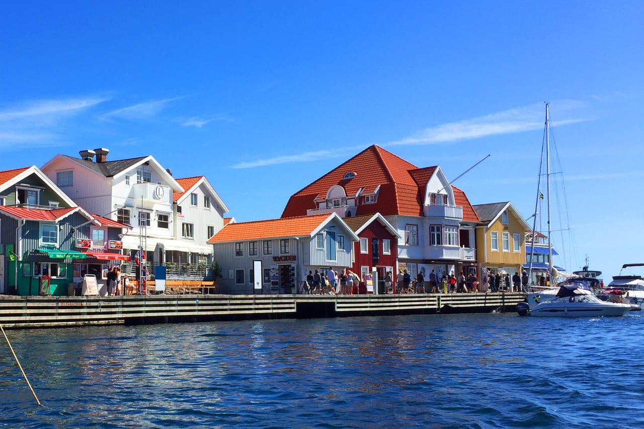 La Smögenbryggan, ses cabanes et ses bateaux à quai.